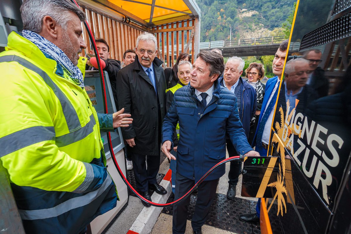 Cette station, implantée dans le dépôt historique de la régie <a href="/lignesdazur/">Lignes d'Azur</a> avitaillera les 70 bus avec un biogaz produit localement à la STEP de Cagnes-sur-Mer en partenariat avec <a href="/GRDF/">GRDF</a>. Une seconde installation sera construite à l’ouest de la <a href="/MetropoleNCA/">Métropole Nice Côte d'Azur</a>.