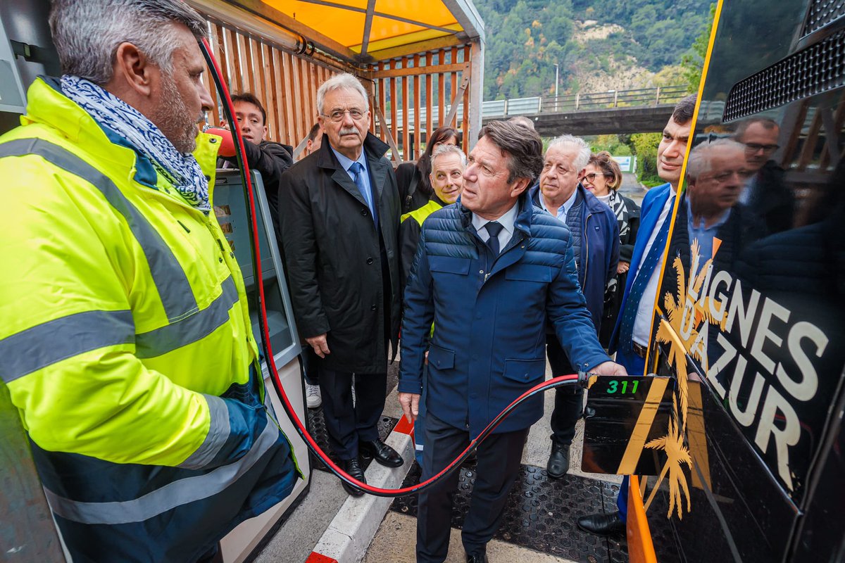 D’ici fin 2025, nous remplacerons l’ensemble des bus thermiques par des motorisations propres. 450 bus avec 50% d’électrique et 50% de bioGNV. À la clé, une diminution de 14 900 tonnes de CO2 en 2025 soit -57% des émissions sur tout le réseau de transport.