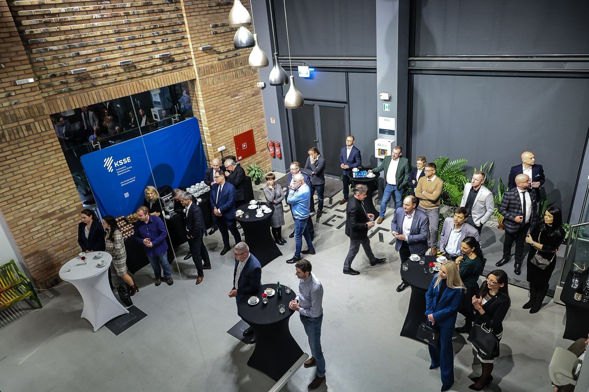 KlasterSAAM's tweet photo. 📢 Ostatnie w tym roku spotkanie networkingowe z cyklu Happy Hours &amp; Networking @KlasterSAAM i @KatowickaSSE  już za nami.
 
Dziękujemy wszystkim gościom za stworzenie wspaniałej atmosfery, sprzyjającej nawiązywaniu i pogłębianiu relacji biznesowych! https://t.co/eta1zMG1DD