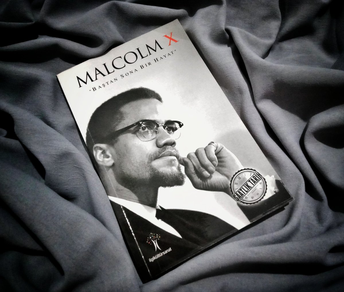 'İnsanlar bir adamın bütün hayatının bir tek kitapla değişebileceğinin farkında değiller..'

📖 Malcolm X 'BAŞTAN SONA BİR HAYAT'

#Aralık 1️⃣ #YeniKitap
#2023YılındaOkumaGüncem
#MaviAyraç #BenimOkumam
#OkumakÖzgürlüktür
