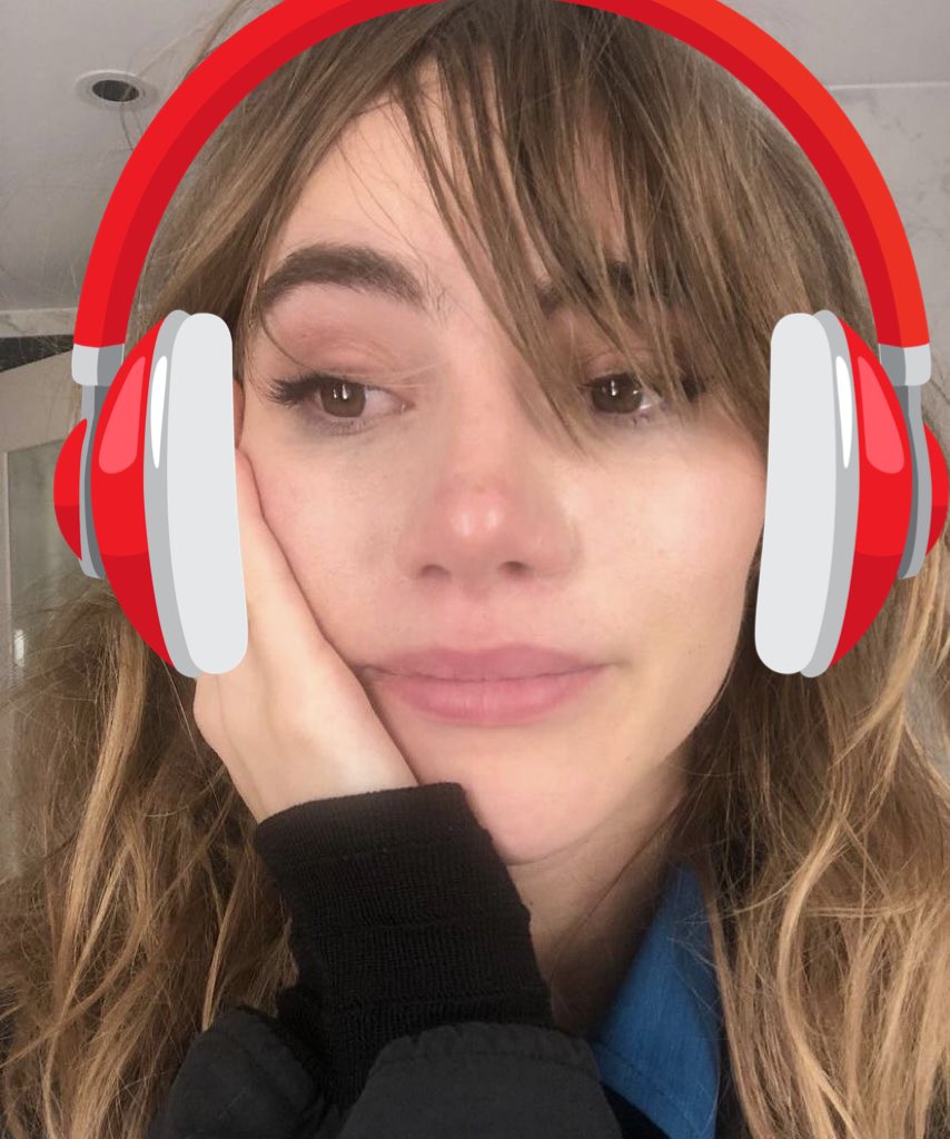 neonnostalgia's tweet photo. streets are telling me there’s a new suki waterhouse christmas song but idk where to stream it https://t.co/5boqkMVdTJ