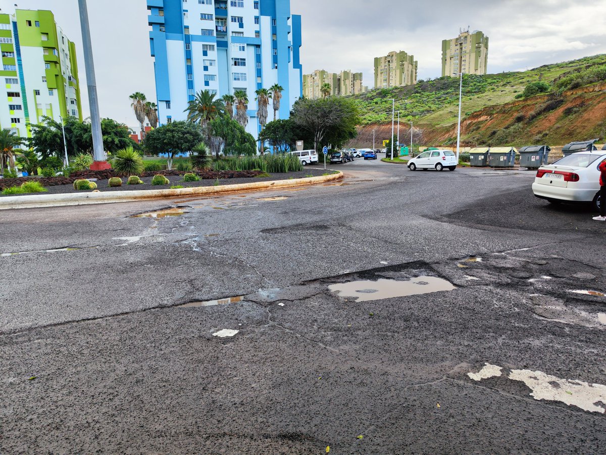 _fake_rulez_'s tweet photo. Holis @Ayun_Telde , se me ha ocurrido una idea con los baches de Jinámar , Que tal si hacemos unas piscinas aprovechando la lluvia? Ya las tenemos llenas si quieren pueden venir a la inauguración y lo hacemos coincidir con las fiestas de la Caña dulce. https://t.co/2aZcaLkJ4J