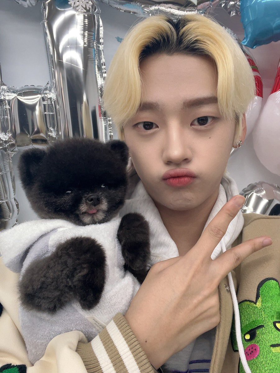 WEi__Official's tweet photo. 존재가 선물 그 자체인 석화의 빛나는 생일날✨
항상 넘치게 보내주시는 루아이의 사랑에 보답하고 싶은 따스한 석화의 마음이 루아이에게 전달되었기를 바랍니다❤️‍🔥  
루아이 덕분에 따뜻하고 행복한 석화만큼 오늘 남은 석화데이 즐거운 시간 보내세요🍀

#위아이 #WEi 
#강석화 #KANGSEOKHWA https://t.co/GNkd9HSaXB