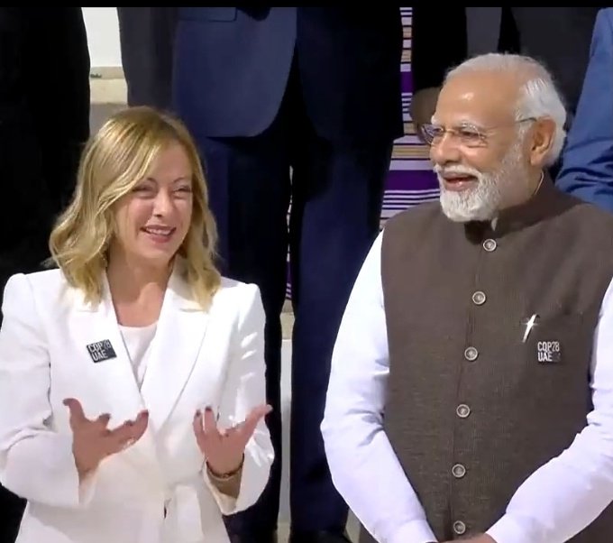 SjAmruta's tweet photo. Nice suit 😻😌
#SmileyFaces https://t.co/gA8KrEDvoZ