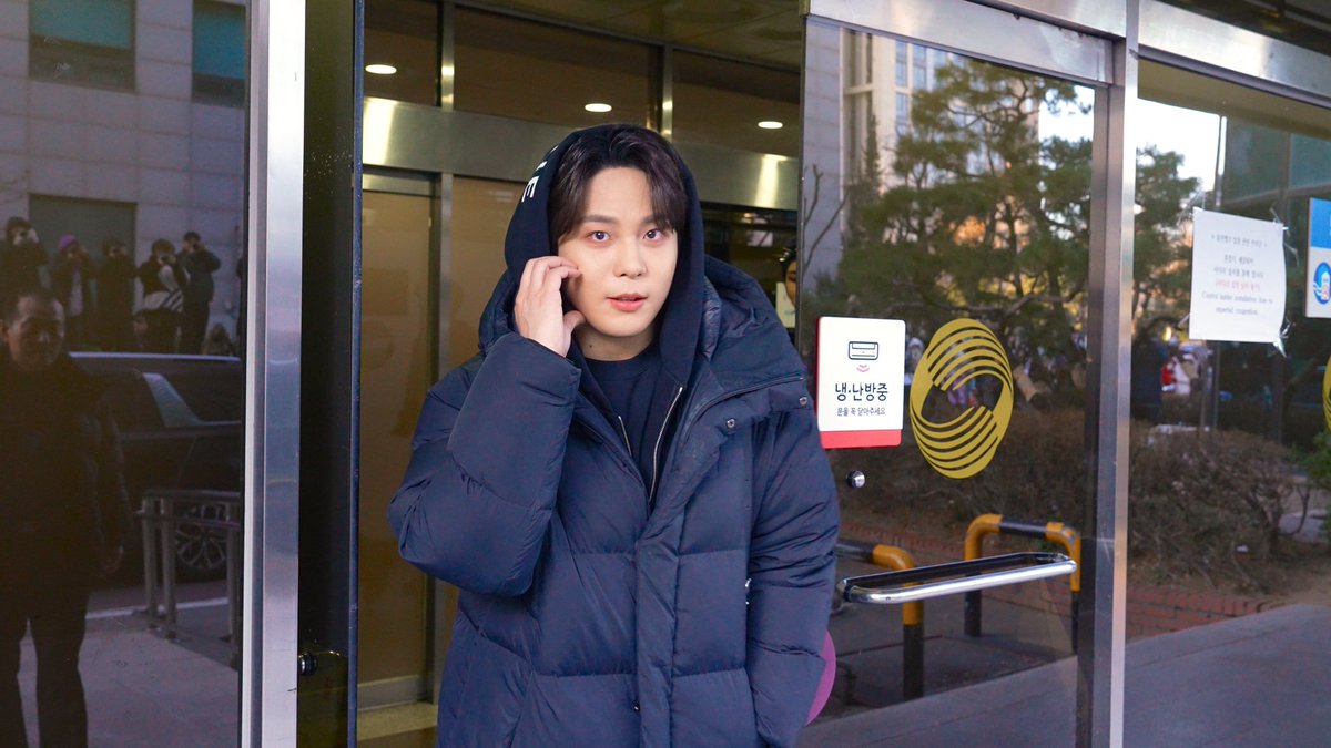 KBSWorldTV's tweet photo. 🎵[Music Bank Commute] 
✨#ATEEZ started their morning at Music Bank today for their comeback! Check out these cuts of the stars on their way to the hall! 💖

📌LIVE on #KBSWORLDTV YouTube | 5:15PM(KST) every Friday

#ATEEZ #MusicBank https://t.co/QIbs6XGAsX