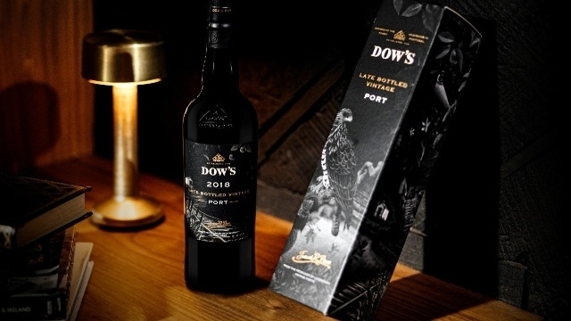 Sobrelias_'s tweet photo. Dow's lanza su Vintage Port embotellado tardío 2018 (LBV 2018) #vinho 🇵🇹🍷#port #Dows #wine #winelover #vino #wein #vin #vini https://t.co/a17AI8XRoA https://t.co/P53HdQnNKf