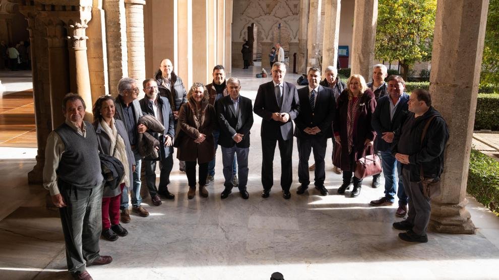 Reunión del presidente de la asociación, Francisco Mestre con el consejero de Medio Ambiente y Turismo de Aragón, Manuel Blasco y los alcaldes de los municipios aragoneses que ostentan nuestro sello de calidad, para seguir trabajando en un turismo de calidad