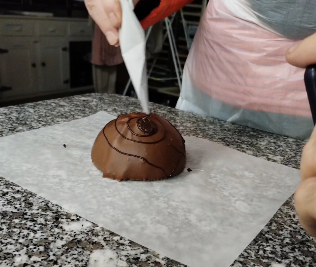 MLArcCharente's tweet image. Cette semaine les jeunes de Barbezieux ont fait un atelier et ont visité la Chocolaterie Letuffe à Trois-Palis 😍

Ils ont pu créer un dôme de chocolat au lait ainsi que de petits chocolats moulés, qu'ils ont pu ramener chez eux pour déguster 🤗