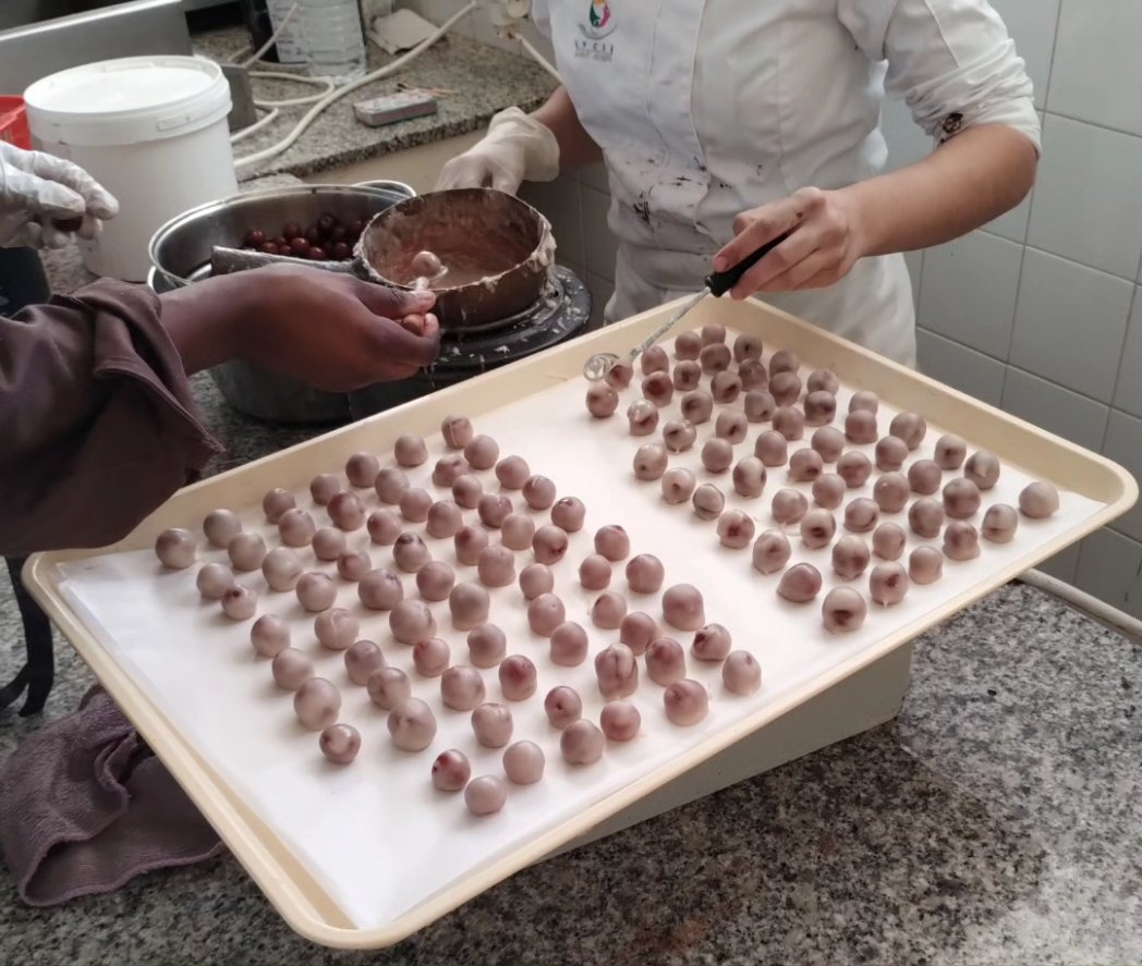 MLArcCharente's tweet image. Cette semaine les jeunes de Barbezieux ont fait un atelier et ont visité la Chocolaterie Letuffe à Trois-Palis 😍

Ils ont pu créer un dôme de chocolat au lait ainsi que de petits chocolats moulés, qu'ils ont pu ramener chez eux pour déguster 🤗