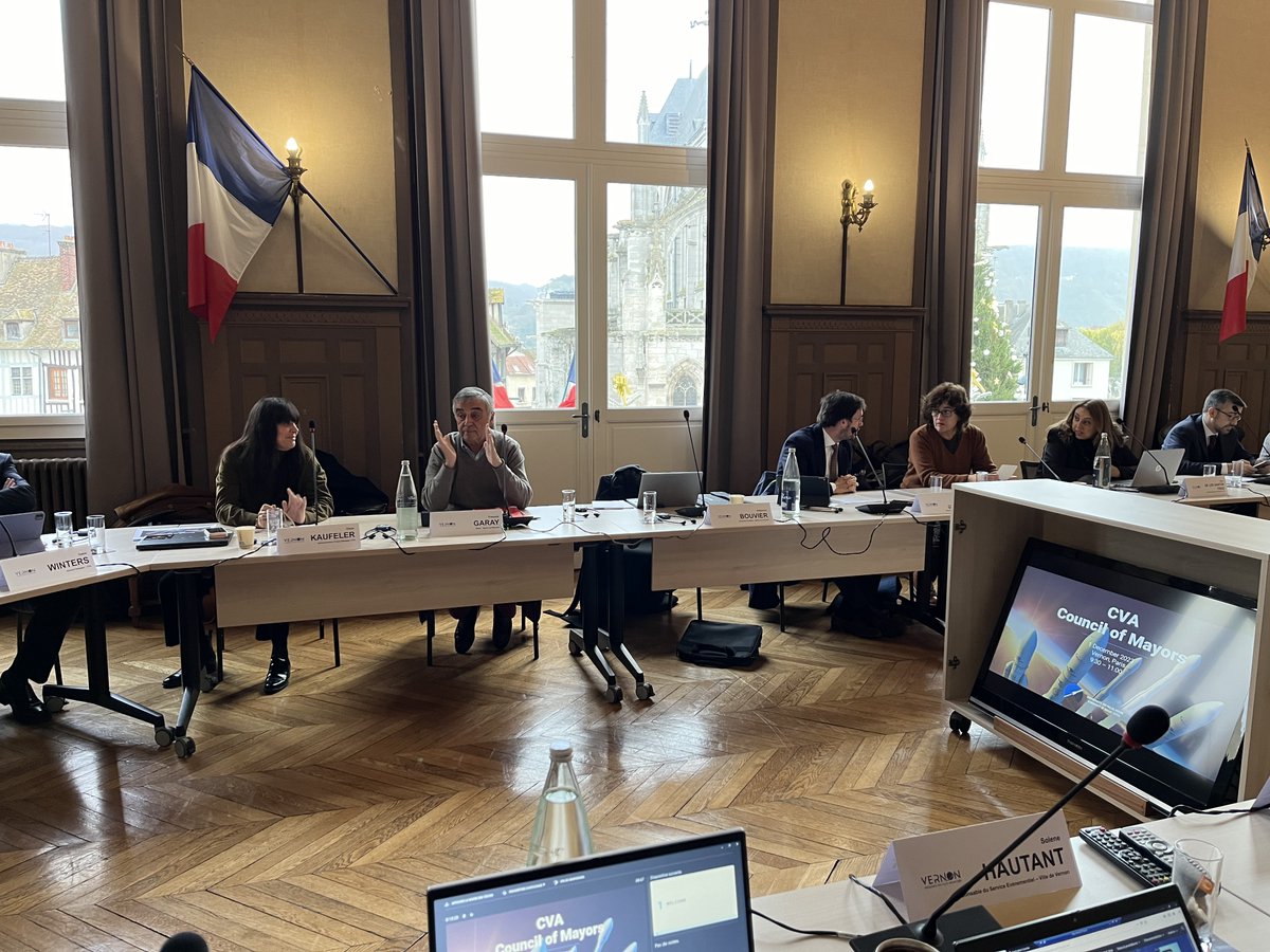 Les_Mureaux's tweet photo. Ce 1er décembre, le Conseil des Maires de la Communauté des Villes #Ariane se réunit à @VilledeVernon en présence de @FrancoisGARAY, maire des #Mureaux 🚀
La #CVA rassemble les #villes, #entreprises et agences #spatiales qui participent à la construction du lanceur #Ariane 🛰️ https://t.co/tsRNoS7rpx