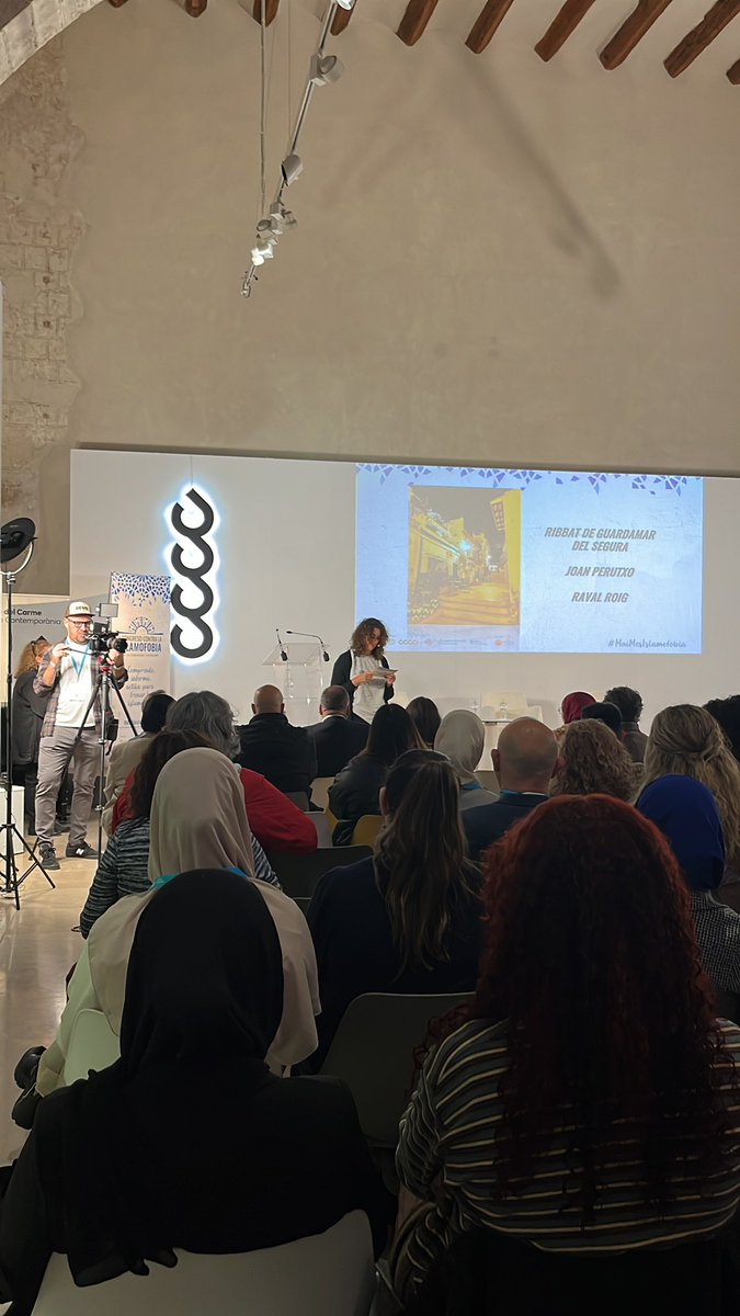 bakkali_as's tweet photo. 🎧La música y la historia son elementos transversales en este II Congreso contra la Islamofobia de la #ComunitatValenciana 
Belén Cuenca de @DunyaHanya ameniza el entreacto poniendo en valor lugares emblemáticos del legado que dejó la cultura árabe en València
#MaiMésIslamofòbia https://t.co/oeTiLoQHuv