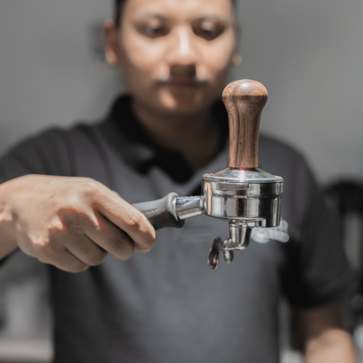 refillroastery's tweet photo. Precision in every press! Ajit, our coffee maestro, revealing the art of tamping on the portafilter. ☕👌 Ready to dive into the world of perfect espresso? Join us for an immersive coffee experience at Refill Coffee Roastery! #TampMasterclass #BrewWithUs https://t.co/Sk2benQQ0c