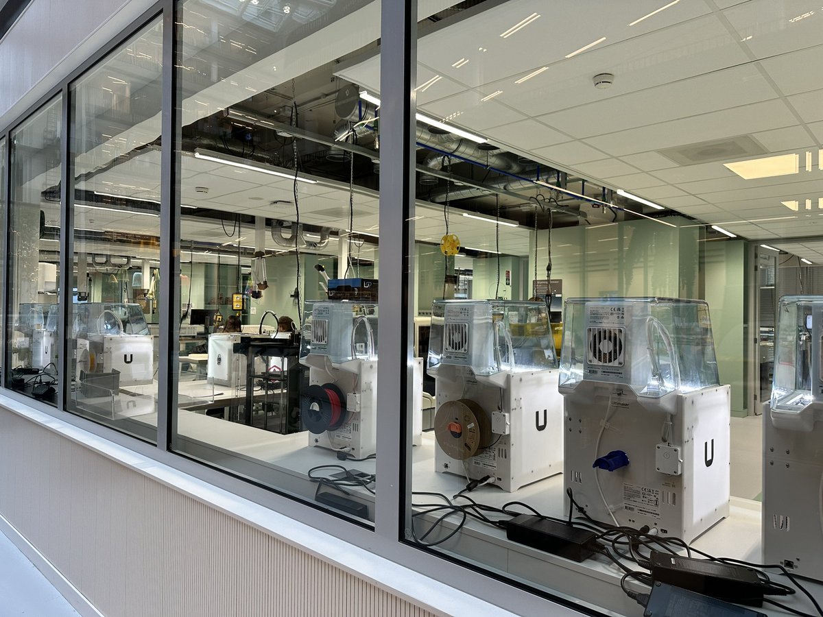Wat een heerlijke leeromgeving #techniek op <a href="/HvA/">Hogeschool van Amsterdam (HvA)</a> Jacoba Mulderhuis Amsterdam. Linksom of rechsom, techniek en technologie is dé enabler voor onze maatschappelijke uitdagingen. #techniekkanjers #makersvanmorgen  #arbeidsmarkt #techniek #beroepspraktijk