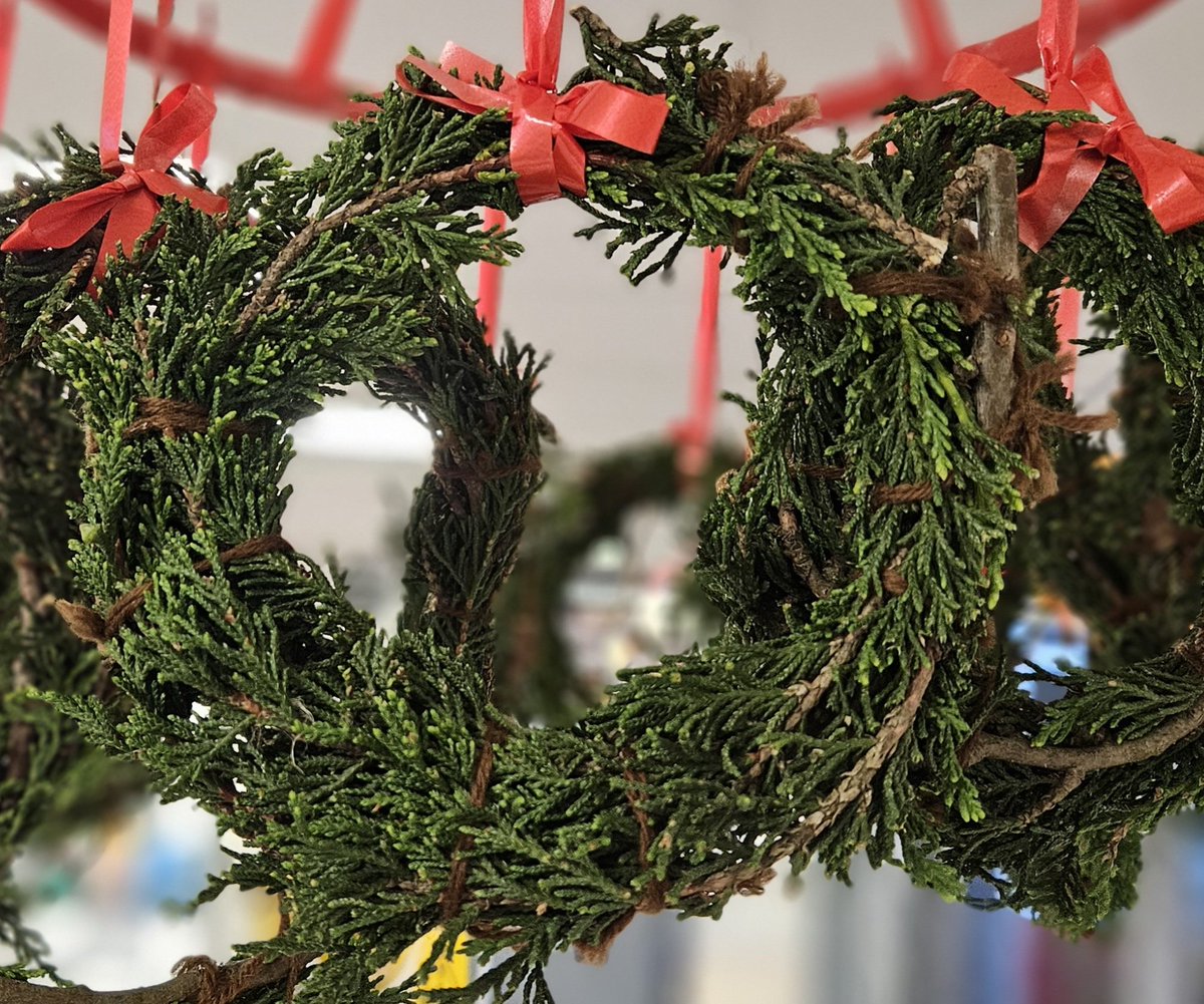 Getting crafty in Year 6 this week creating our class christmas hoop decoration #AimingHigh #BeingBrave @headcherrytree @CTS_Watford 🍒🎄