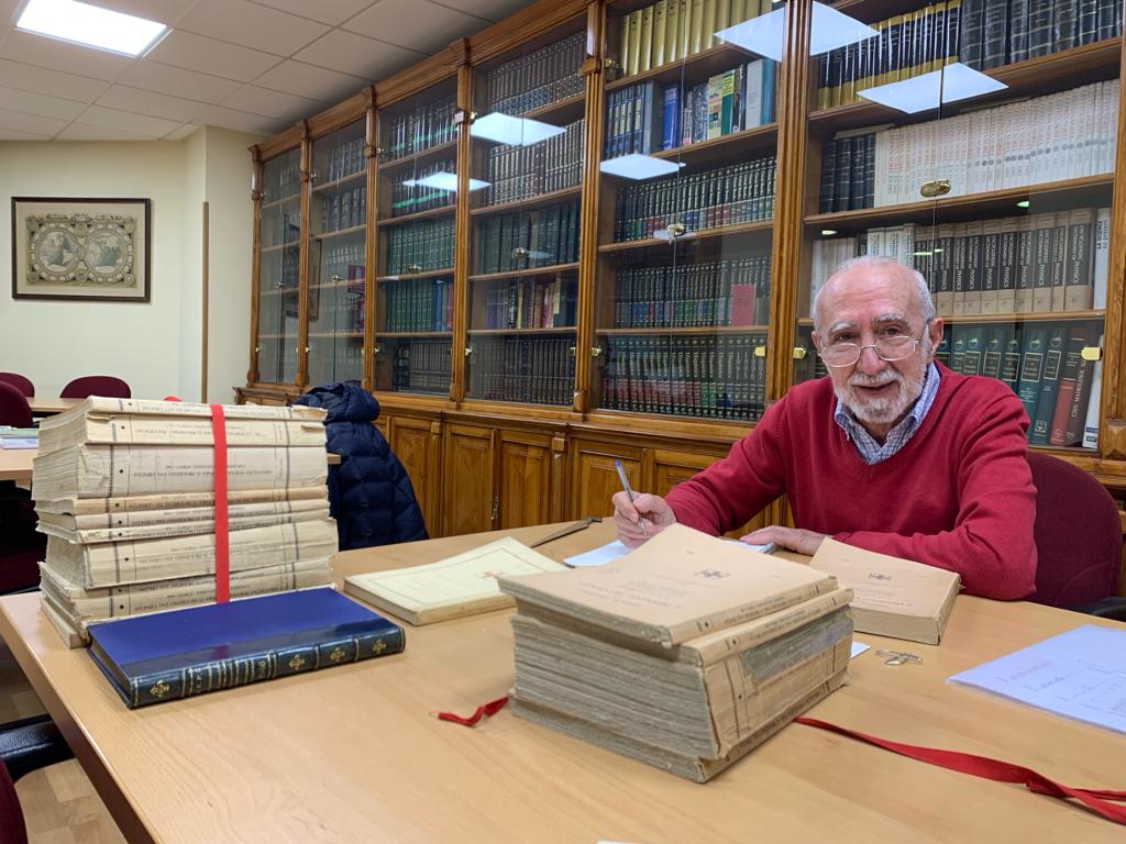 RACiencias's tweet photo. Antonio Perejón investiga en nuestros fondos sobre la historia de la extinta Asociación Española para el Progreso de las Ciencias (1908-1979)
Aquí, con las revistas que editaba la asociación y que además de artículos científicos recogía las opiniones políticas de sus miembros https://t.co/r1LMEZQzAh