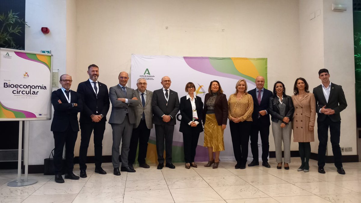 Bioeconomia_And's tweet photo. 🤝 @AgriculturAnd e @IfapaJunta colaboran en proyectos que impulsan la implementación de la bioeconomía circular.
En el #ForoBioeconomíaCircular celebrado en Sevilla se expusieron iniciativas como #Robin, #Intercoonecta o #ZeroW, ejemplos de este buen trabajo en conjunto. https://t.co/uw13p8gRY5