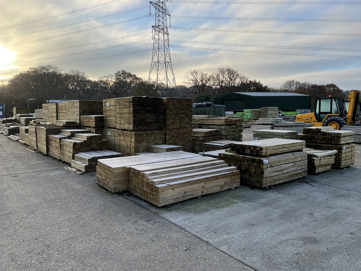A very cold morning down here in East Sussex might have to sell the featheredge in packs of 18 only as all frozen together 😂lovely day for #Fencing #Closeboard 
#Featheredge