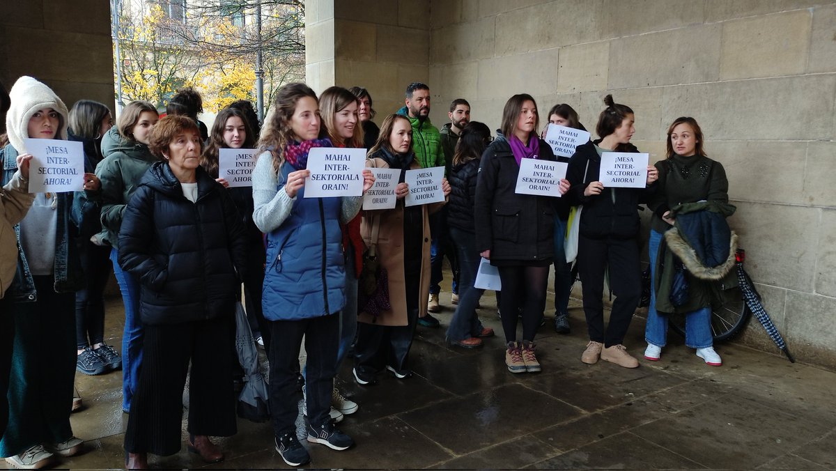 ESKsindikatua's tweet photo. Tras la histórica huelga de ayer, hoy toca seguir trabajando. Y a las instituciones les toca responder a las demandas y mover ficha.

#Az30Nov
#GrebaFeministaOrokorra 
#HuelgaFeministaGeneral #ZaintzaEskubideKolektiboa #DerechoColectivoAlCuidado https://t.co/O4woqwrkIV