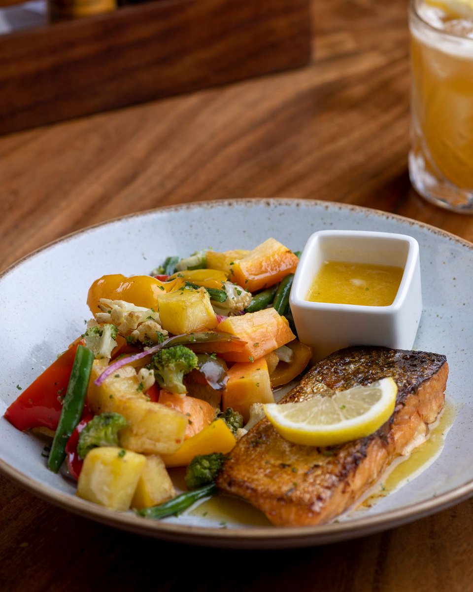 thealchemistkla's tweet photo. Can’t beat our Salmon fillet in lemon and herb marinade, shallow pan-fried and served with roast vegetables and beurre blanc sauce.😋 #LunchIdeas #SalmonFillet
Call 0777 194 006 to order. https://t.co/ElizG71KAa