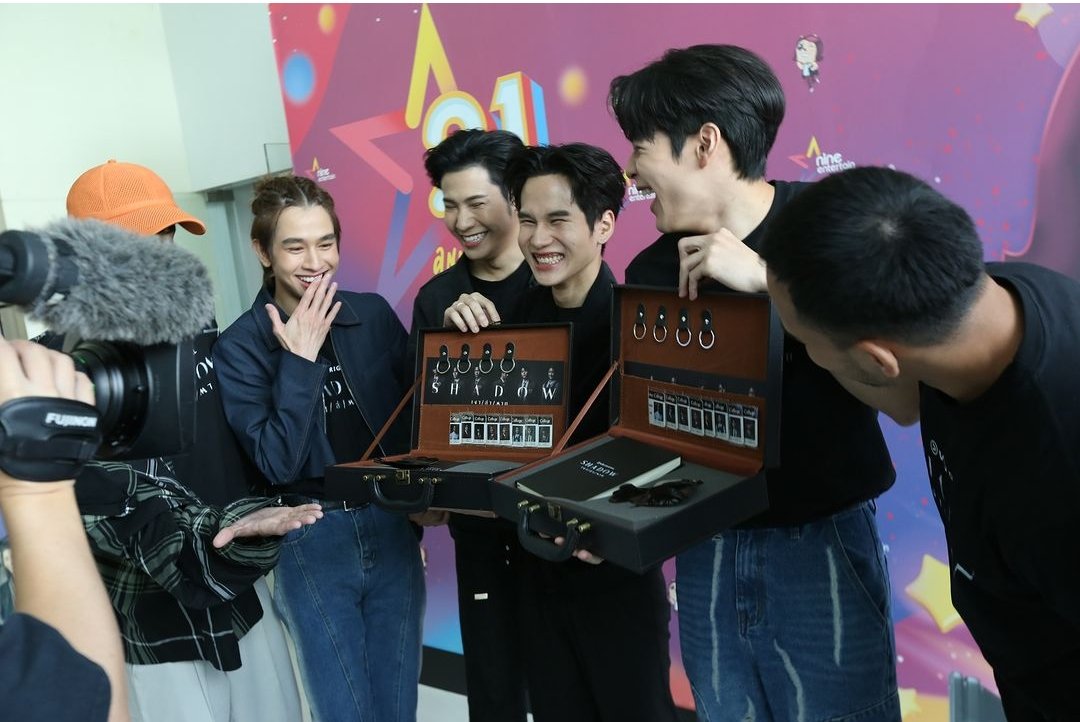 Misslim13's tweet photo. เก็บตกภาพเดินสายโปรโมททีมนักแสดงShadow
https://t.co/onx4oX5jgd
#SingtoPrachaya
#ViuShadow
#fluke_natouch
#Patchata_Fiat #Poon_mit12
#TopShadow
Cr:IG.Viu_th https://t.co/N8PBAdLQxI