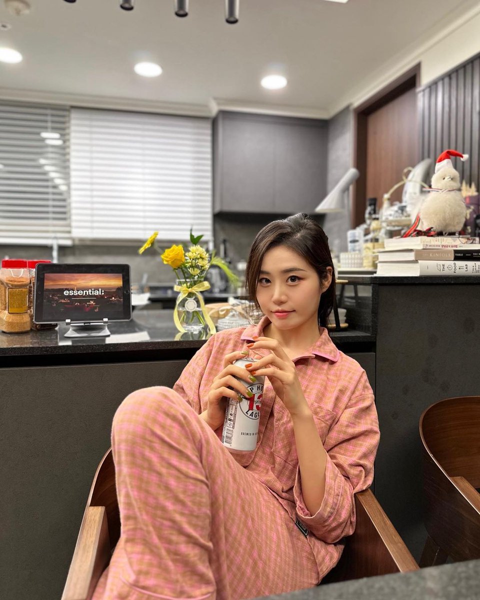 AnjoRobrigado's tweet photo. 밥먹구 집에서 보드게임 🍷

#Daily #일상#집콕 #보드게임 #부루마블 #Wine #와인 #맥주 #Food #먹스타그램 #Selfie #셀카 #셀스타그램 #Pajamas #홈웨어 https://t.co/alAYL3NkyX