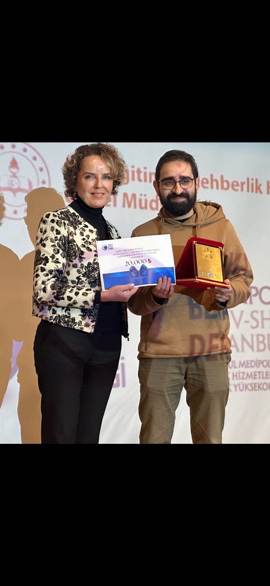 TurkiyeBeyazay's tweet photo. Zeytin Çiçeği Ulusal Kısa Film Yarışması Ödül Töreninde, üçüncü, ikinci ve birinciye ödüllerini Beyazay Genel Başkanı Lokman Ayva, Paydaşlarımızdan; Bahçelievler Belediyesi , Belediye Başkan Yardımcısı Göksel Erdem, Medipol Üniversitesinden de Prof.Dr. İlknur Keskin takdim etti https://t.co/NTuM7CbYsG