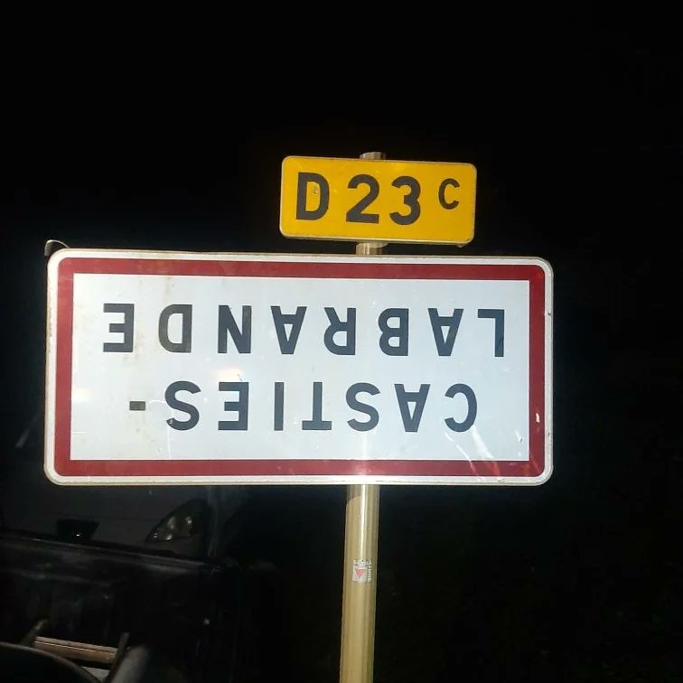 FDSEA31's tweet image. 🚩 Parce qu'à la FDSEA31  aussi #onmarchesurlatête❗
Ces derniers jours, c'est dans le sud de notre département que vous pouvez admirez des panneaux retournés dans différentes communes 📍Vous aussi, chez vous, n'hésitez pas à vous mobiliser pour faire entendre notre voix ! 📢💪