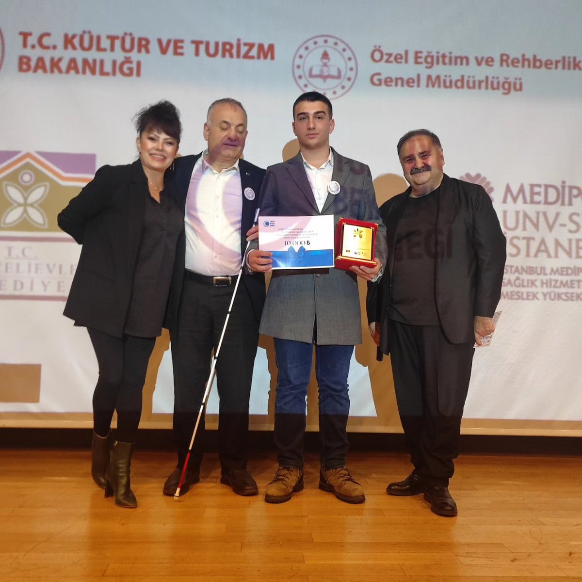 TurkiyeBeyazay's tweet photo. Zeytin Çiçeği Ulusal Kısa Film Yarışması Ödül Töreninde, üçüncü, ikinci ve birinciye ödüllerini Beyazay Genel Başkanı Lokman Ayva, Paydaşlarımızdan; Bahçelievler Belediyesi , Belediye Başkan Yardımcısı Göksel Erdem, Medipol Üniversitesinden de Prof.Dr. İlknur Keskin takdim etti https://t.co/NTuM7CbYsG