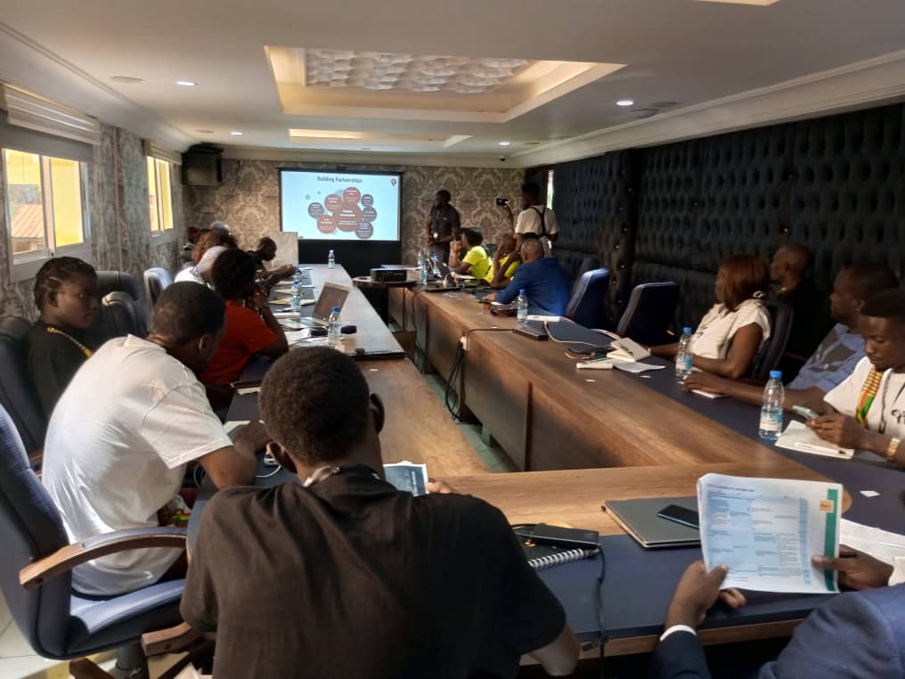 Cheering <a href="/JomokelaK/">Jomokela Kennedy</a> at <a href="/sotmafrica/">SotM Africa 2025</a> presenting on promoting evidence-based integrated planning through community mapping in the USAID Local Impact Governance Project in Zambia aligning well with this year's theme: Open Mapping to support tools for Local Development in Africa!