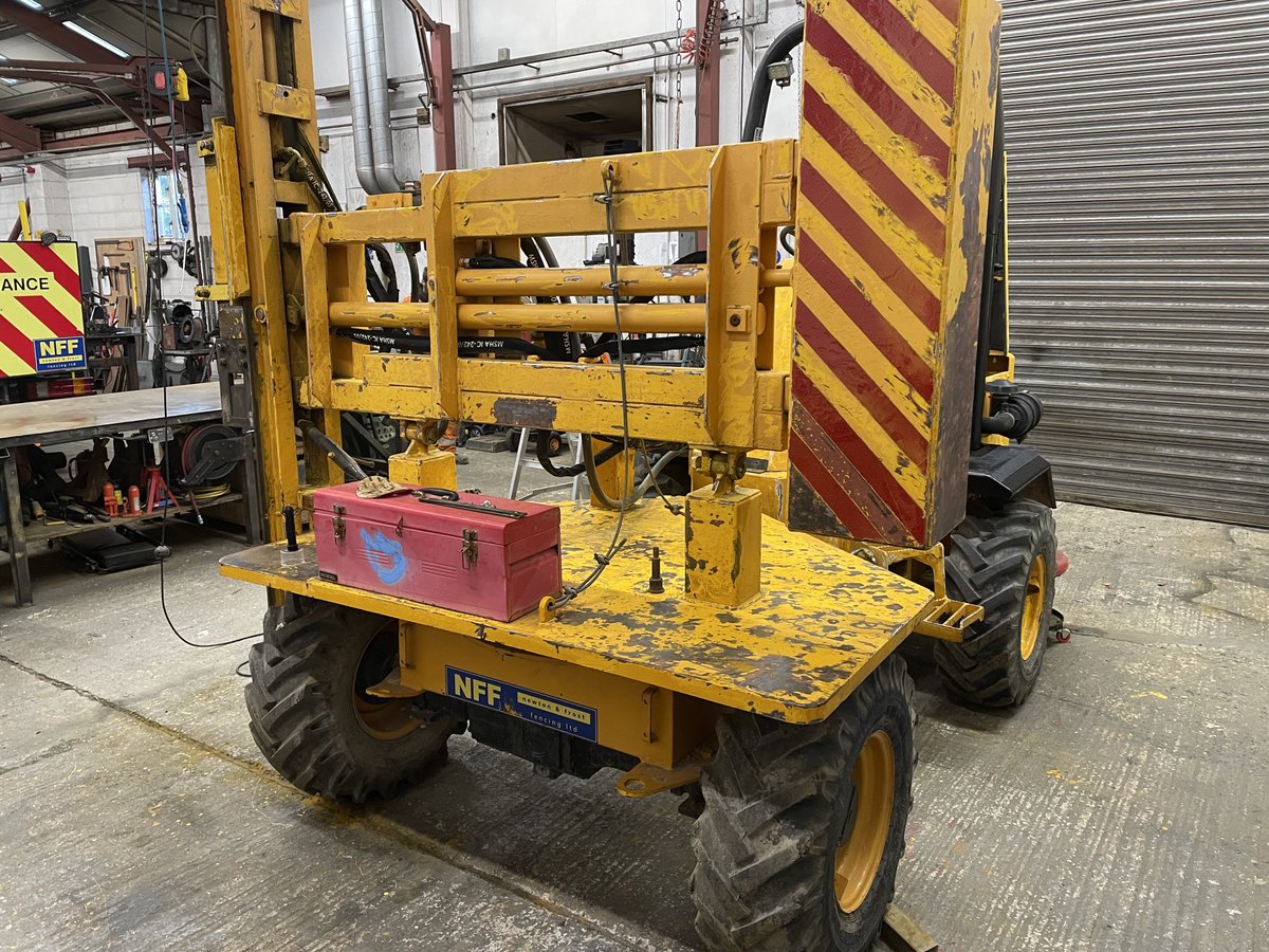 Dumper rig in for its annual Christmas clean and repaint . Once it’s had the Yellow Paul paint treatment it will look as good as new #VRS #SafetyBarrier #Armco  #DrivingRig