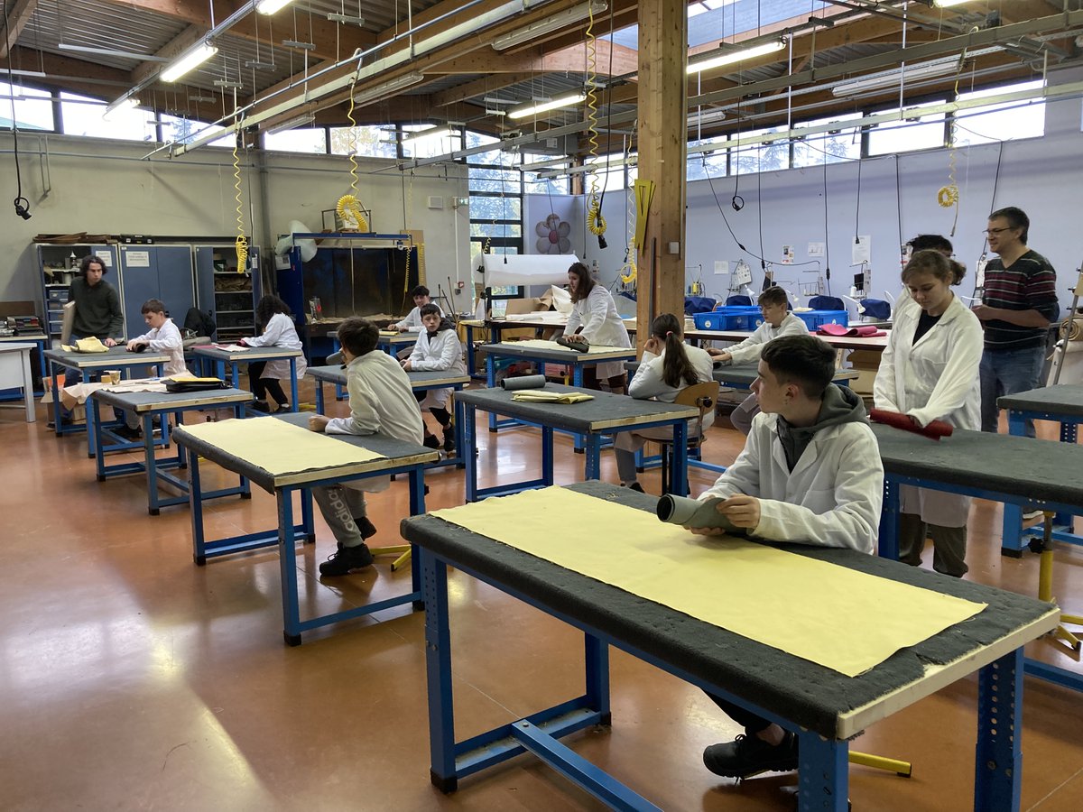 CdiAmeublement's tweet photo. ✅C'est parti pour le #projet #manufacto !
Appréhender la "fabrique des savoirs faire" avec les #3prépamétiers #plaisir #qualité #précision #Hermès 
S'initier aux #métiersdArt pour engager une réflexion #orientation
@actoulouse @MassabuauD @MostafaFourar 

https://t.co/TAtqiDmgiH https://t.co/xReuSeklHh
