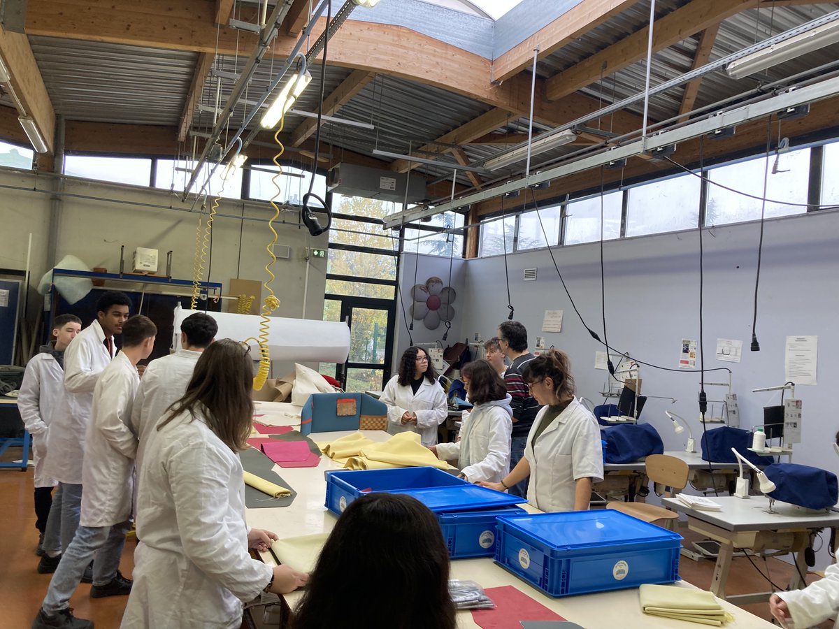 CdiAmeublement's tweet photo. ✅C'est parti pour le #projet #manufacto !
Appréhender la "fabrique des savoirs faire" avec les #3prépamétiers #plaisir #qualité #précision #Hermès 
S'initier aux #métiersdArt pour engager une réflexion #orientation
@actoulouse @MassabuauD @MostafaFourar 

https://t.co/TAtqiDmgiH https://t.co/xReuSeklHh