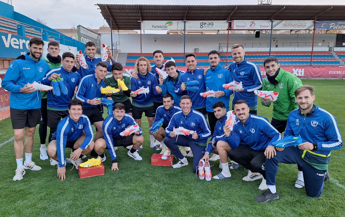 Yeclano_dptvo's tweet photo. 👟💪🏟 Ayer les llegaron a nuestros jugadores afiliados las #BotasAFE de @PUMA, gracias un año más @afefutbol y @David_Lopez_7 🤝⚽️🤗
#SegundaRFEF 📊
#TeQuieroConmigo 💙❤️ https://t.co/OgM5nkKEWO