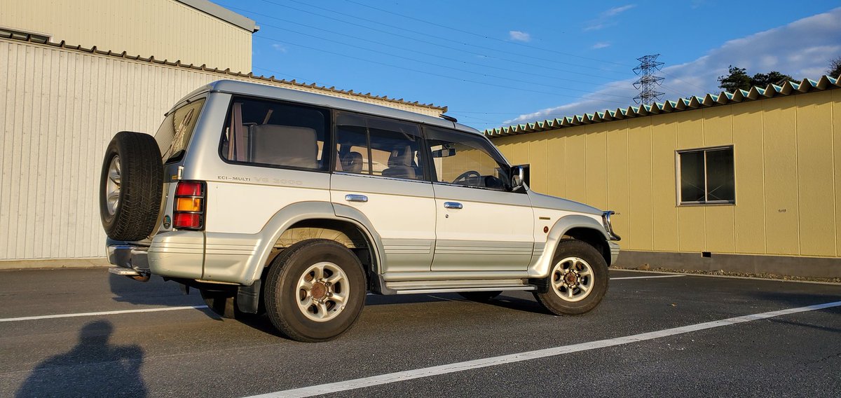 Hummer0920's tweet photo. 増車報告、ではありませんがこの度、我が家に眠っていたV43Wパジェロが8年ぶりに公道復帰しました😊
自分が子供の頃、親が運転するパジェロに乗って家族旅行に行ったり、思い出が詰まったパジェロですが、今度は僕もハンドルを握ります
少しずつ部品集めとメンテしながら乗って行きたいと思います👍 https://t.co/df28ZyGMqD
