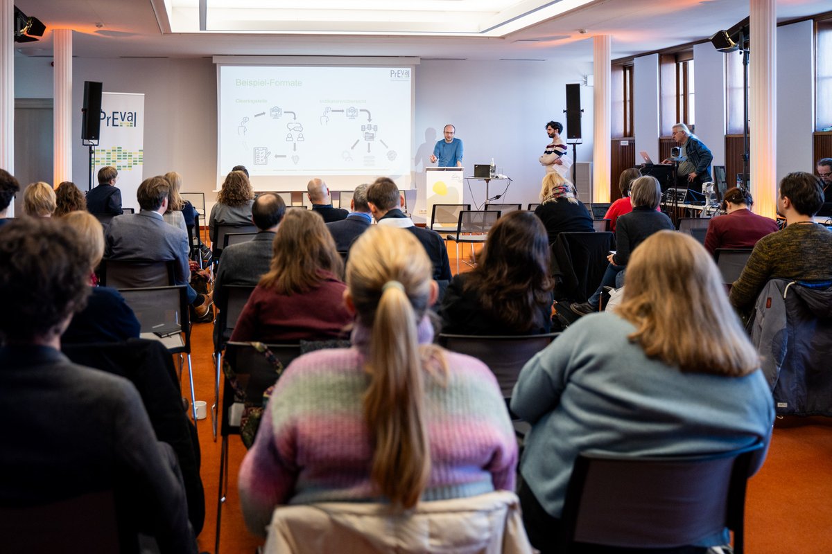 PrEval_Projekt's tweet photo. Wer wünscht sich wie welche Unterstützung? Dieser Leitfrage folgend, führten unsere Kollegen von i-unito &amp; @VPNderad durch unterschiedliche Beispielformate von Evaluations-Helpdesks, die gemeinsam mit Praktiker*innen in #PrEval-Kreativwerkstätten diskutiert und entwickelt wurden. https://t.co/BOfg7VAoUV