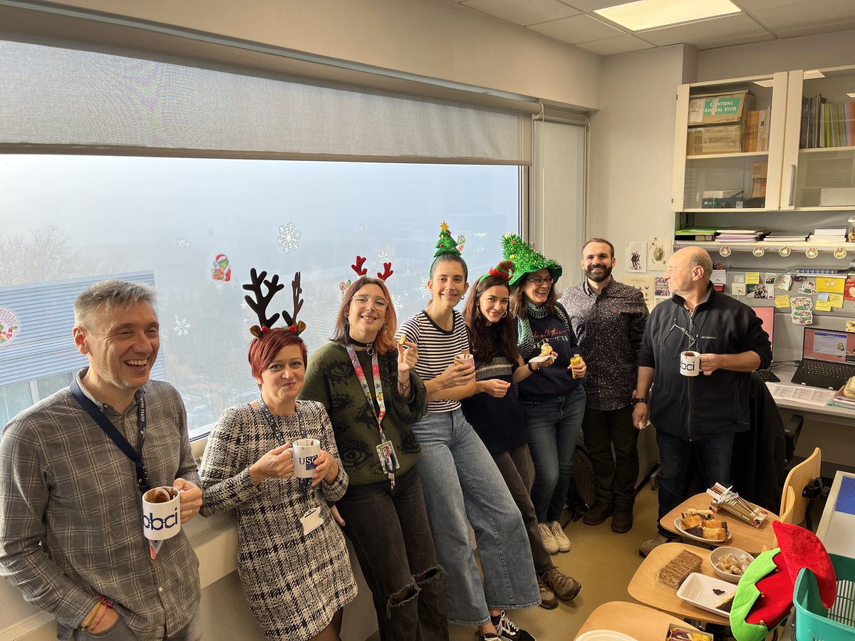 Getting ready for (pre)Christimas at the lab!!! 🎄