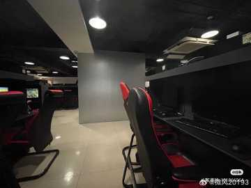 DBen2023's tweet photo. #HKG Travel Info: As prices of hostels in #HK are very high during weekends &amp; holidays, some travelers stay at Internet cafes with approx. HK$50/night, which is more value for money than cramped, smelly, dirty, noisy hostels with mattresses on the floor in areas like #Wanchai https://t.co/NdFsrG6bMU