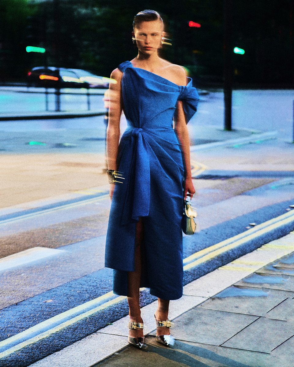 McQueen's tweet photo. A lapis blue asymmetric knot drape dress with a split skirt worn with the Mini #McQueenHoboBag and #McQueenPunk pumps in silver.
Discover the #McQueenPreSS24collection: https://t.co/NiJyVlwGab https://t.co/kr0cwqO2Ft