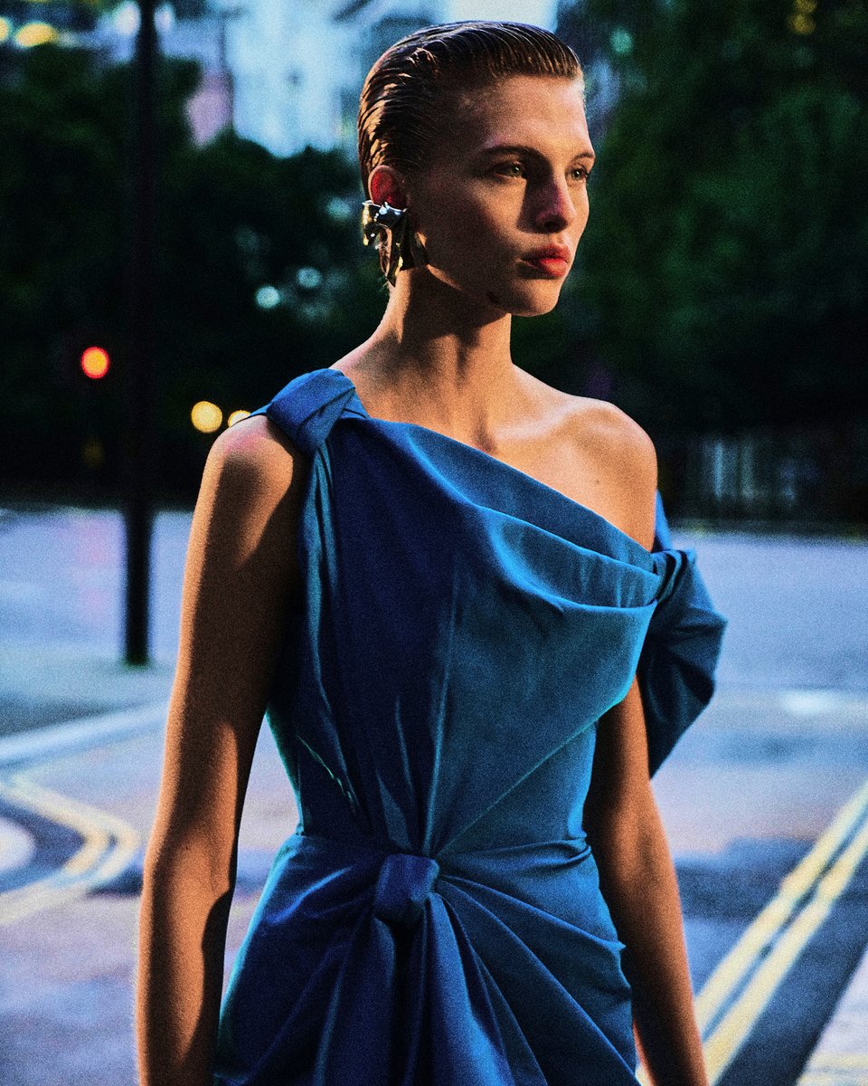 McQueen's tweet photo. A lapis blue asymmetric knot drape dress with a split skirt worn with the Mini #McQueenHoboBag and #McQueenPunk pumps in silver.
Discover the #McQueenPreSS24collection: https://t.co/NiJyVlwGab https://t.co/kr0cwqO2Ft