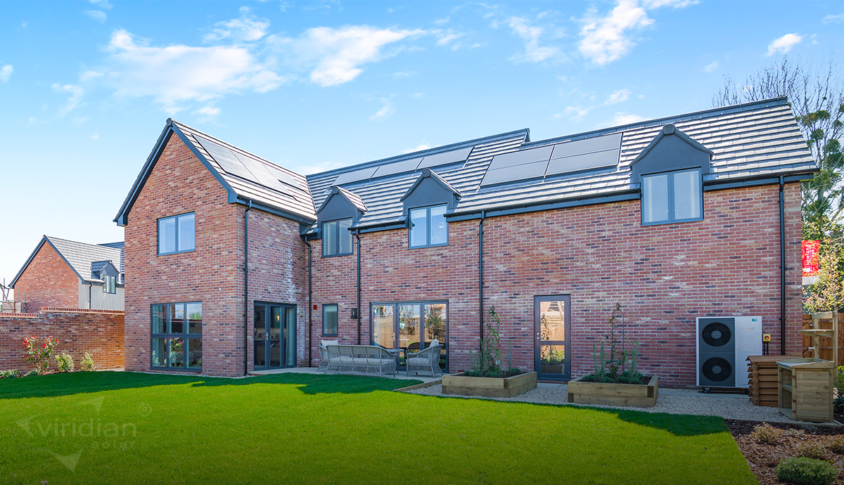 Happy #fusionfriday!
These new contemporary family homes are situated on the outskirts of Cheltenham.
Pear Trees, an exclusive development of energy efficient, zero carbon houses built by Newland Homes.
#roofintegrated #solar has been installed.