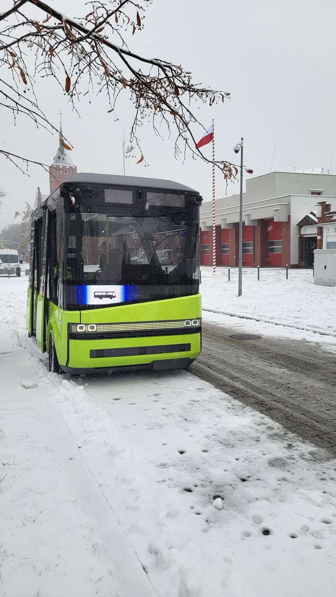 Pogoda zaskoczyła drogowców, ale nie Blees BB-1. Nasz autonomiczny minibus bardzo dobrze sobie radzi w warunkach zimowych❄️i kursuje zgodnie z planem.
Zapraszamy do udziału w testach, a przy okazji ogrzania się w przytulnym wnętrzu.

#AutonomousVehicle #PublicTransport #Gliwice