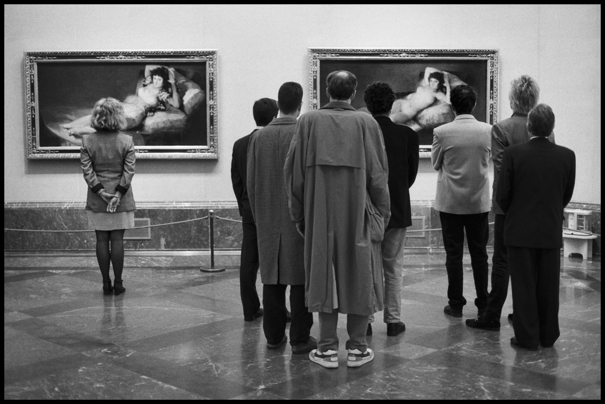 Lamentamos el fallecimiento de Elliott Erwitt, considerado uno de los grandes fotógrafos del siglo XX. Esta imagen tomada en la sala de Las majas de Goya en 1995 forma parte de su serie "Museum Watching" y puede verse actualmente en la exposición "Reversos"