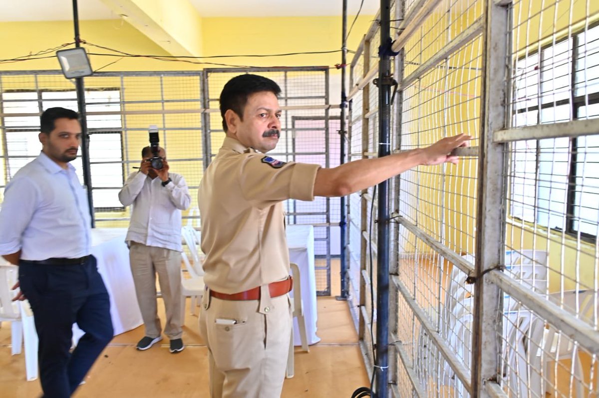 #CP_Rachakonda Sri. #DS_Chauhan_IPS along with Collector Medchal Sri. Gowtham Potru, IAS reviewed security arrangements at the Counting Centre-#HolyMary College at Keesara. Briefed the staff over strengthening of the security.