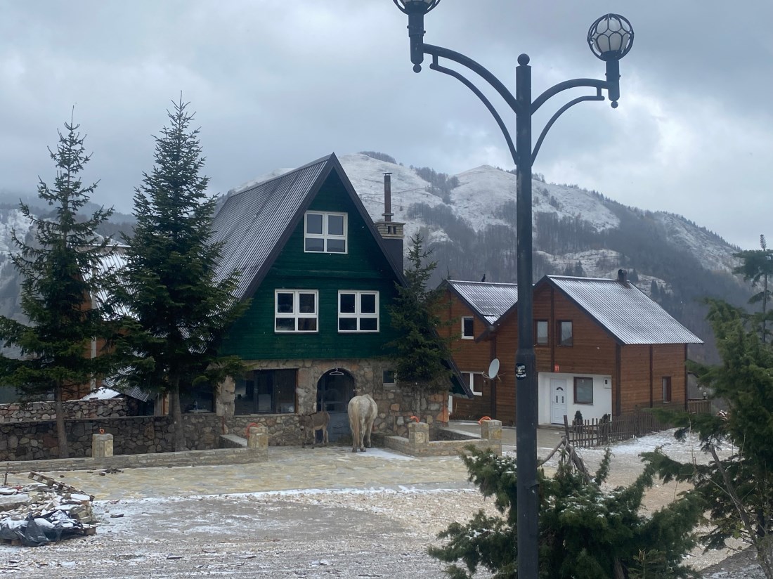 loscarponecai's tweet photo. Formare i volontari locali sulla manutenzione ordinaria e straordinaria dei sentieri è stato l'obiettivo della sesta missione del Club alpino italiano in Kosovo, nell'ambito del progetto di cooperazione internazionale NaturKosovo

👉 https://t.co/wbIH2HjWDQ

📸 © Alessio Piccioli https://t.co/agXmgCdAds
