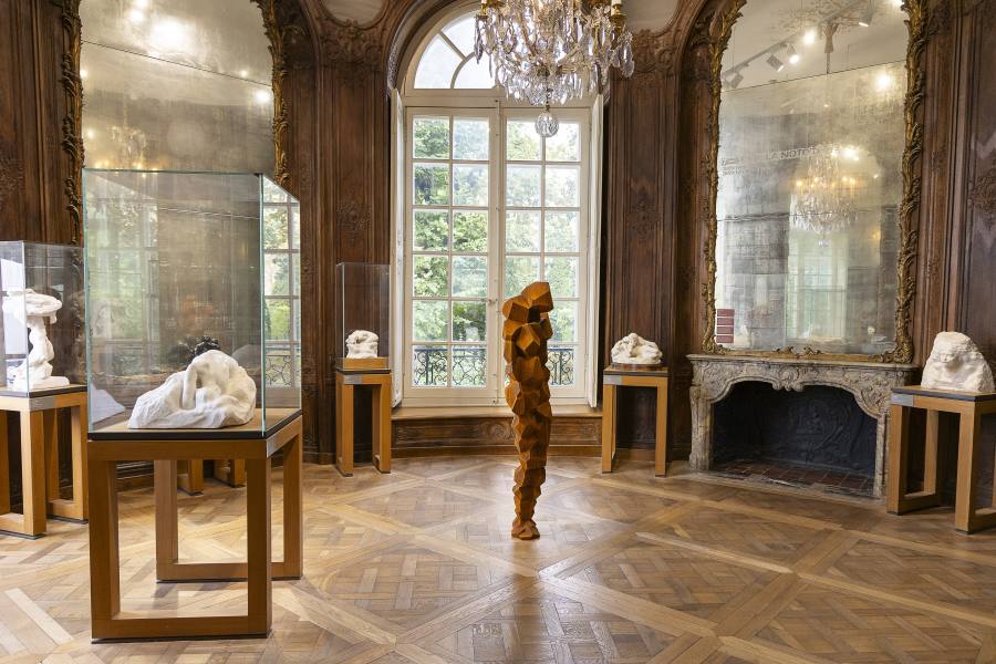 Jusqu'au 3 mars 2024, le @MuseeRodinParis accueille l’artiste britannique Antony Gormley. L’exposition, intitulée Critical Mass, se déploie dans tous les espaces du musée : lmy.de/Euos #VendrediLecture.