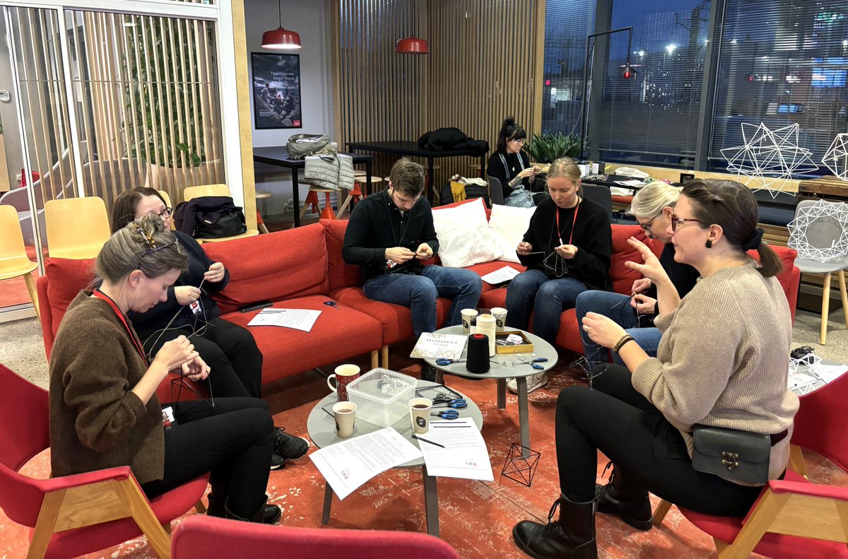 digiaonline's tweet photo. Niin se marraskuu vaihtui joulukuuksi. ⛄❄️  Onko Digialla tonttupaja käynnissä? Melkeinpä, sillä kuvat ovat #OpenCraft -käsityökerhomme himmelityöpajalta. ✂️💠 Lue lisää kerhoista ja työskentelystä Digialla https://t.co/d1metDYJha #OpenClub #seniortrainee #CareerCompass https://t.co/G9bmFGUSX0