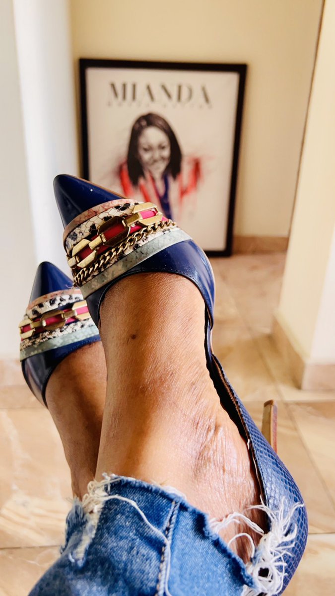 MiandaMH's tweet photo. La maturité c’est aussi de ne pas ressentir le besoin d’exprimer son opinion sur tout et observer les choses de loin.
#MultipleTextures
#shoesaddict
#TGIF https://t.co/Z4ONLPEY96