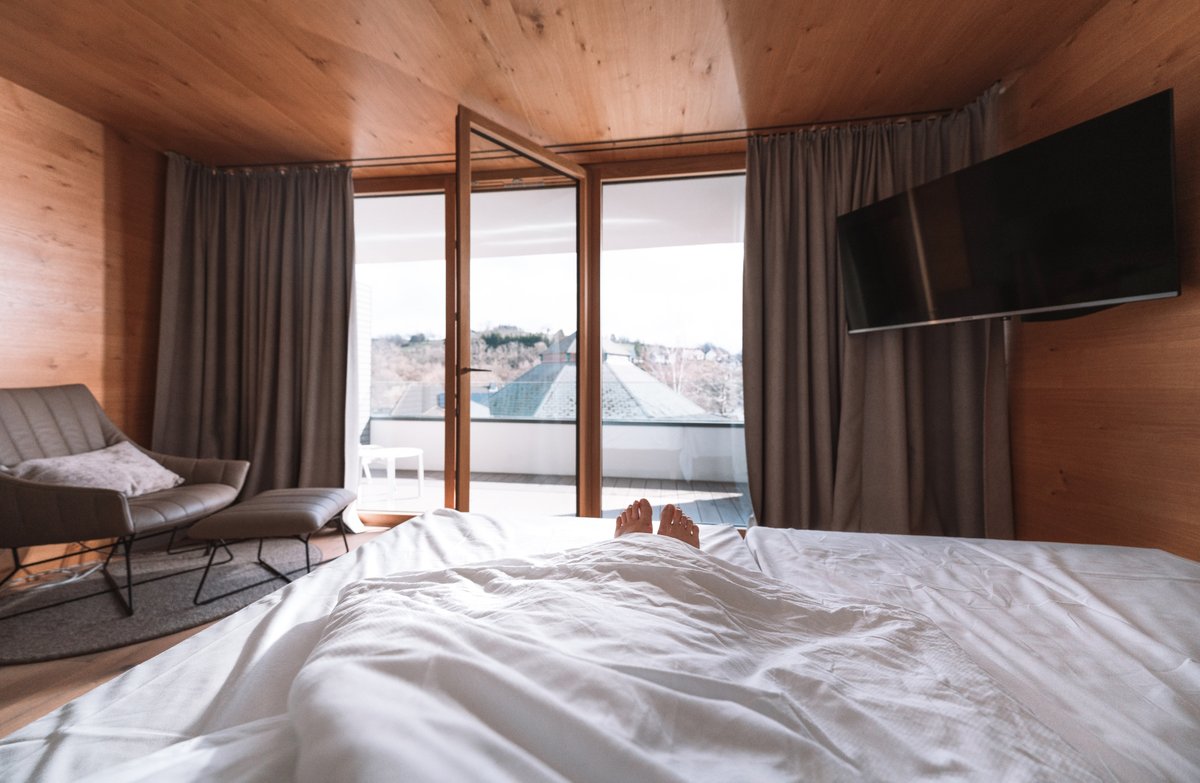 #Anderswo-#Gewinnspiel im Dez.: Wir verlosen 2 ÜN f. 2 P. inkl. HP &amp; Nutzung des Wellness Bereichs in einem #Hotel der Sterne im #Sauerland – familiengeführte Hotels für #Genuss &amp;  #Entspannung – nach dem Motto: Breath In. Breathe Out. Breathe Sauerland.🧡 wirsindanderswo.de/gewinnspiel