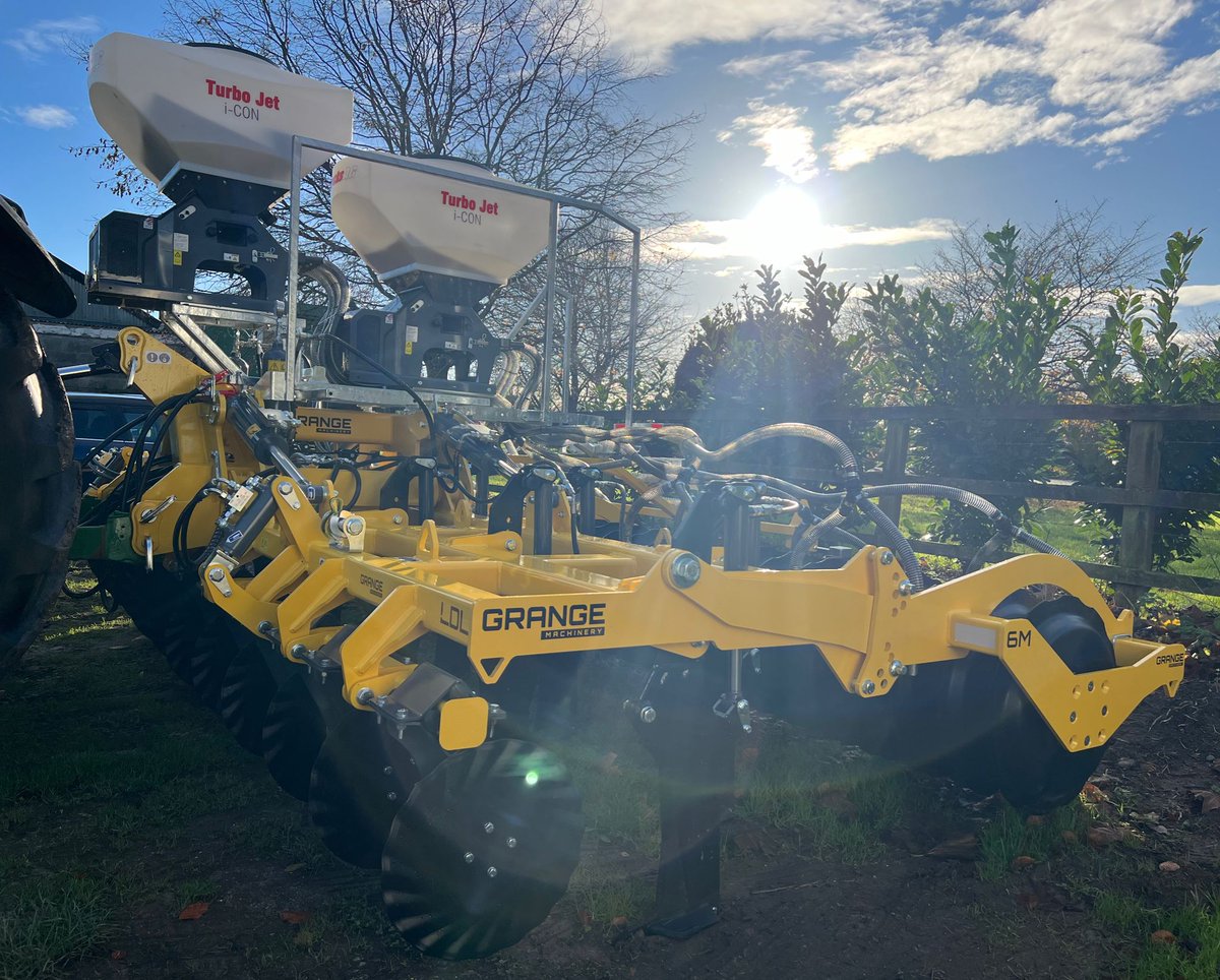 New 6m LDL AR fitted with x2 @stocksag Turbo Jet seeders ready for collection from @PandBMachinery