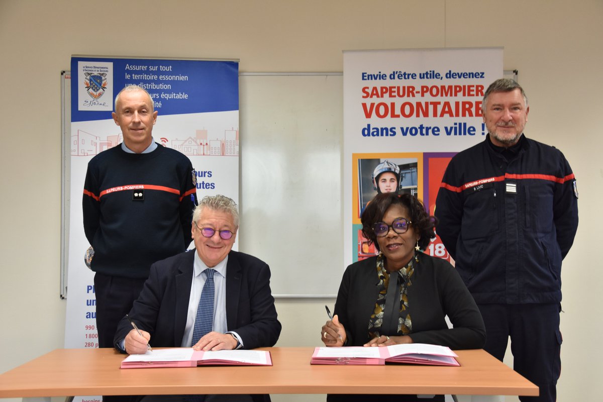Hier, à la Direction du Sdis, le président du conseil d’administration, Guy Crosnier et Marie-Claude Firmin, déléguée  du groupe <a href="/LPNews_IDF/">La Poste Groupe IDF</a>, ont signé une convention cadre de disponibilité des sapeurs-pompiers volontaires.
+ d’infos 👉 bit.ly/3yx4qX5